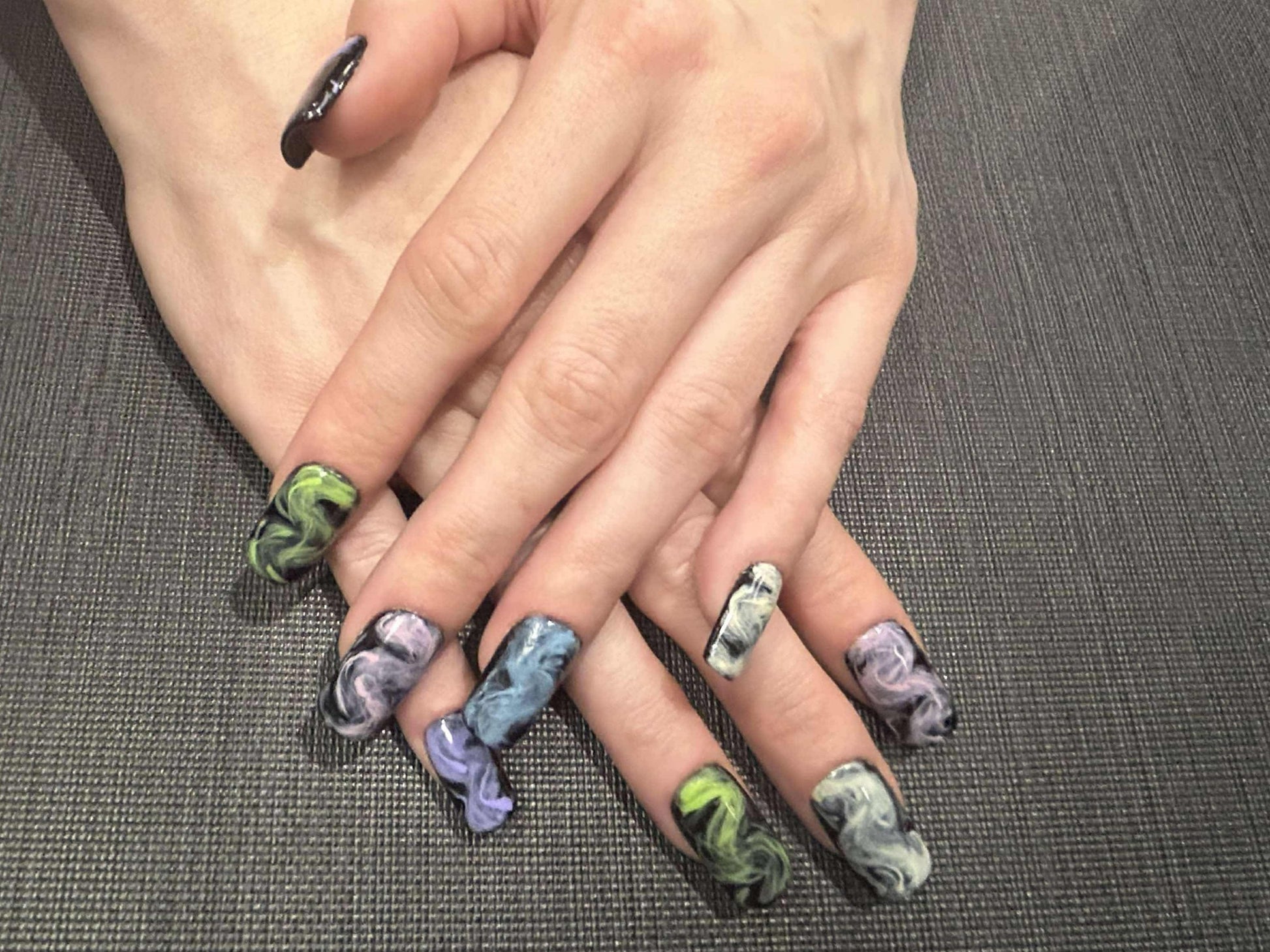 Glow-in-the-dark smokey swirl press-on nails